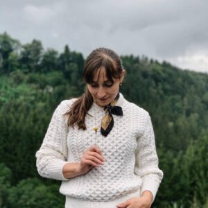 Katharina from Heiter Magazine wearing a white woolen jumper