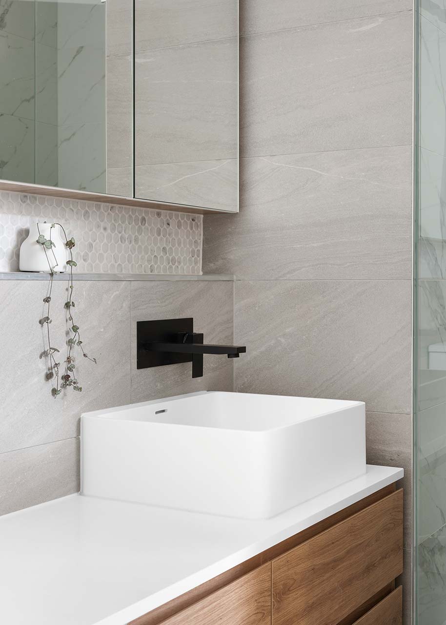 smart design for a small bathroom to maximise space